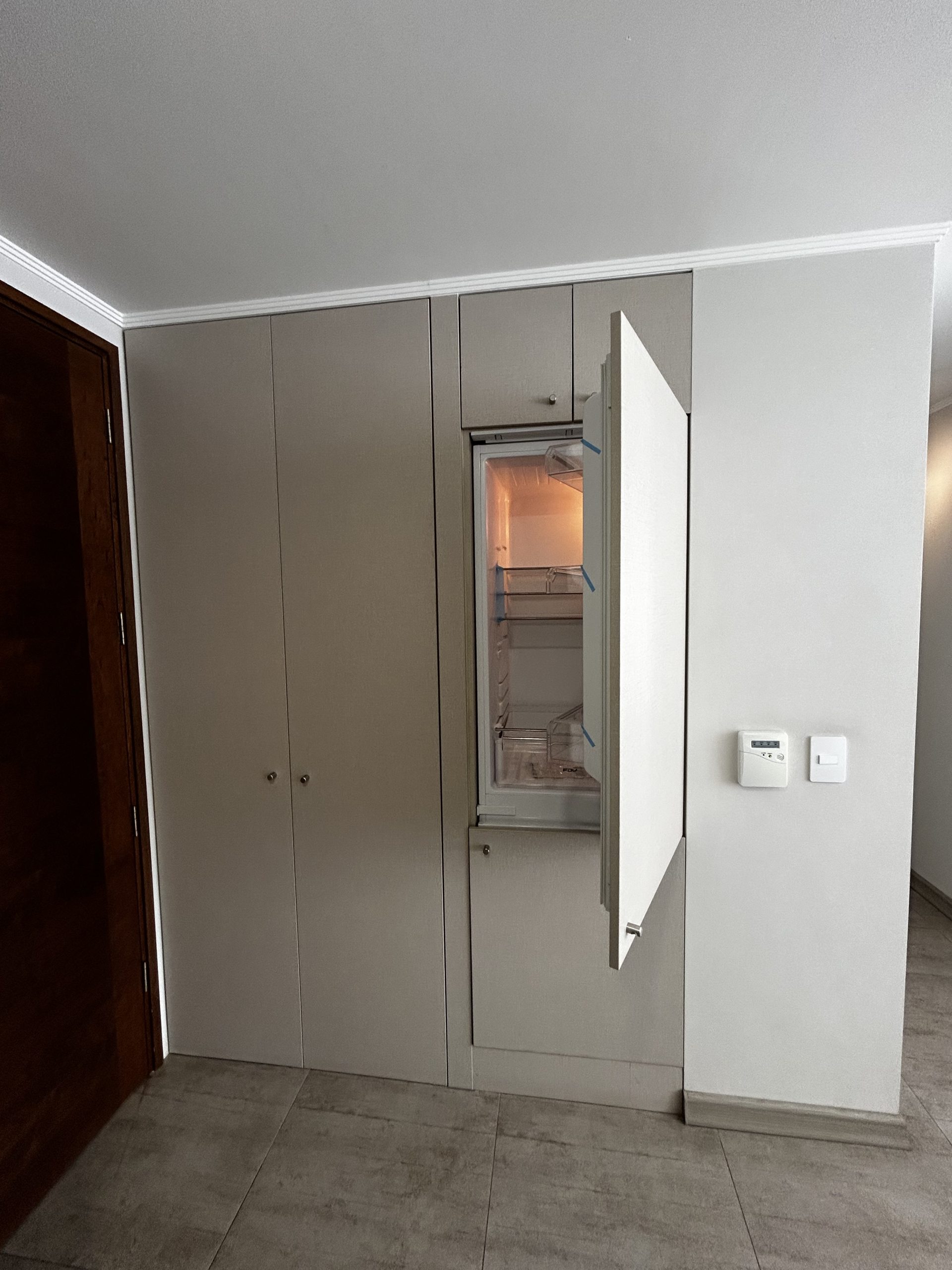 Imagen del refrigerador empotrado en la cocina del proyecto Inés de Suárez, La Florida