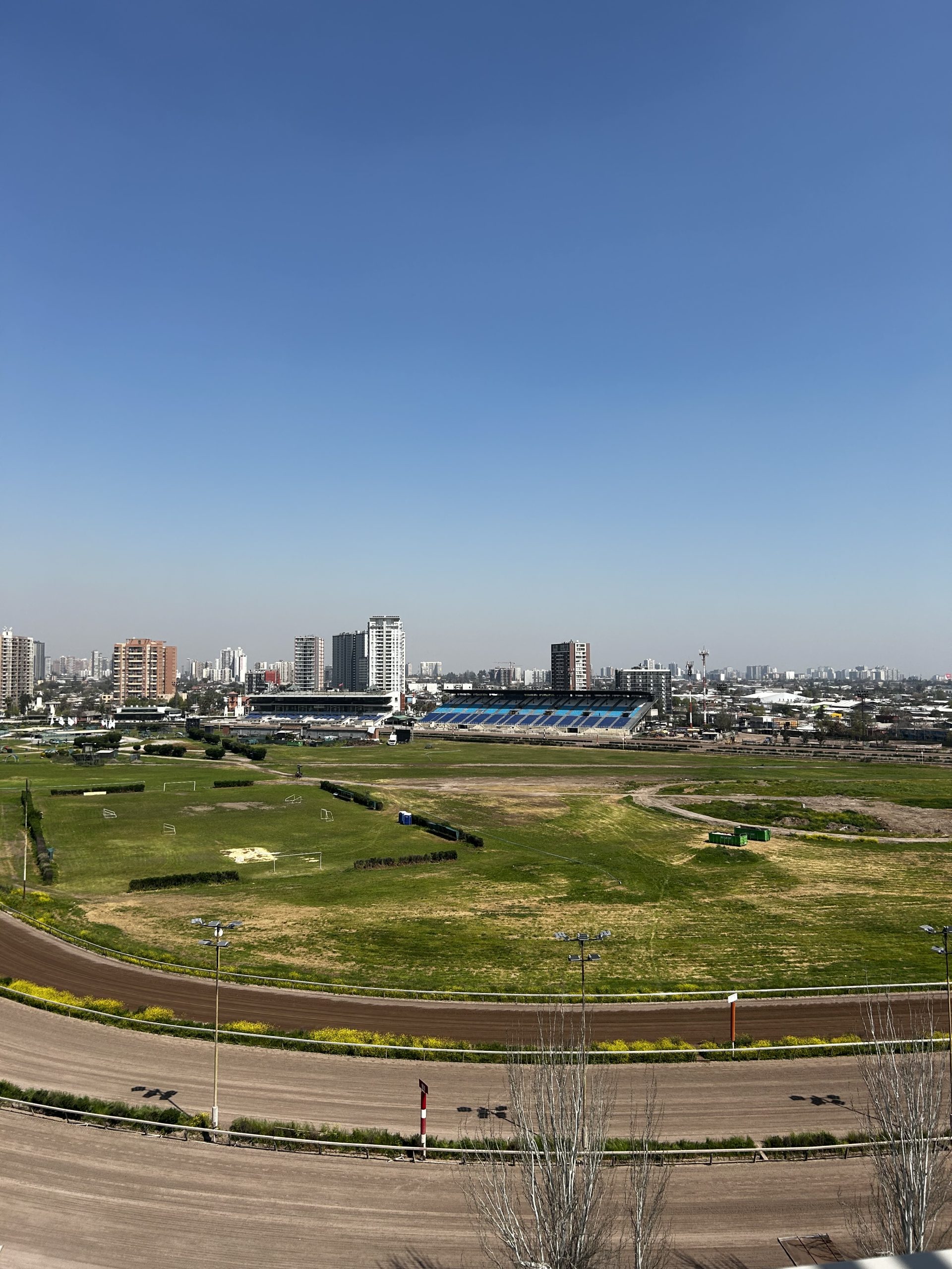 Vista panorámica al Hipódromo desde el proyecto Edificio David Arellano, Comuna de Independencia